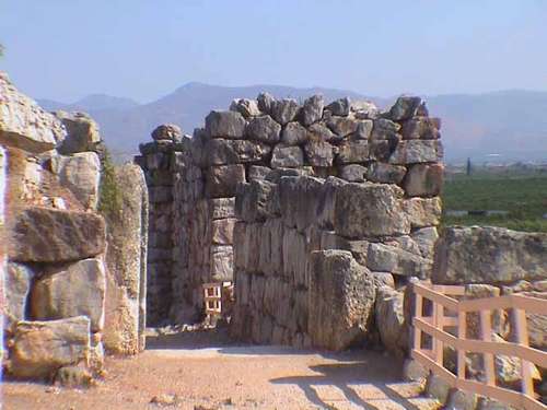 Tirinto, la ciudad de las murallas
