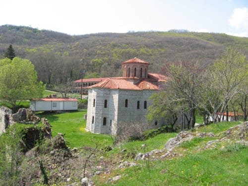 El lago Stefaniada y el monasterio de la cueva