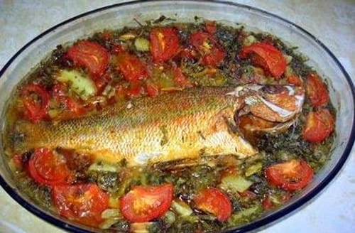 El pescado plaki, un plato tradicional griego