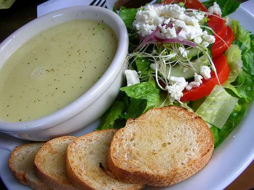 Avgolemono, una sopa de huevo y limon