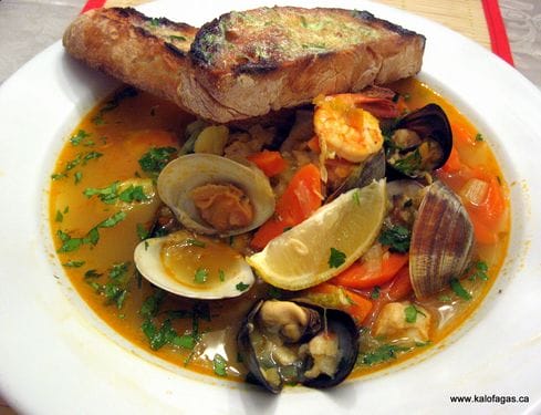 Kakavia, una popular sopa griega de pescado