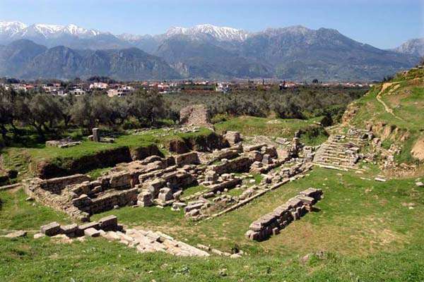 La acropolis de Esparta: el templo de Atenea y el antiguo teatro