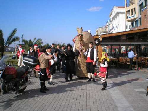 La tradicional costumbre de los camellos en Thourio